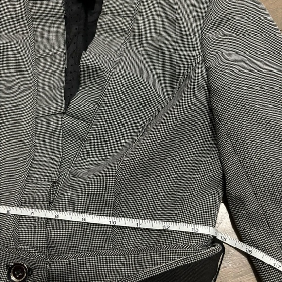 WHBM Black & White Belted Cropped Blazer. Size 2. Excellent condition! - Picture 9 of 10